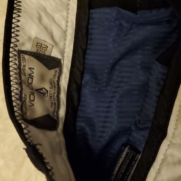 Men's black volcom shorts - Picture 2 of 4